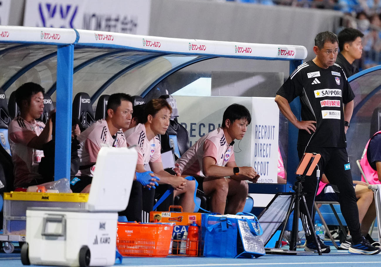 川崎F対新潟　前半、ベンチから戦況を見つめる新潟入江監督（右端）（撮影・江口和貴）