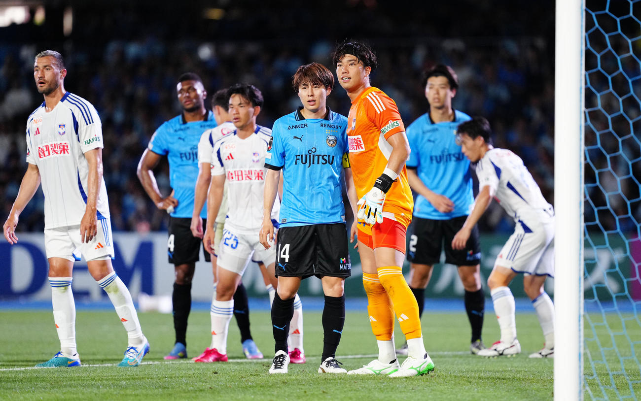 川崎F対新潟　前半、CKでゴールを守る新潟GK田代（手前右端）（撮影・江口和貴）