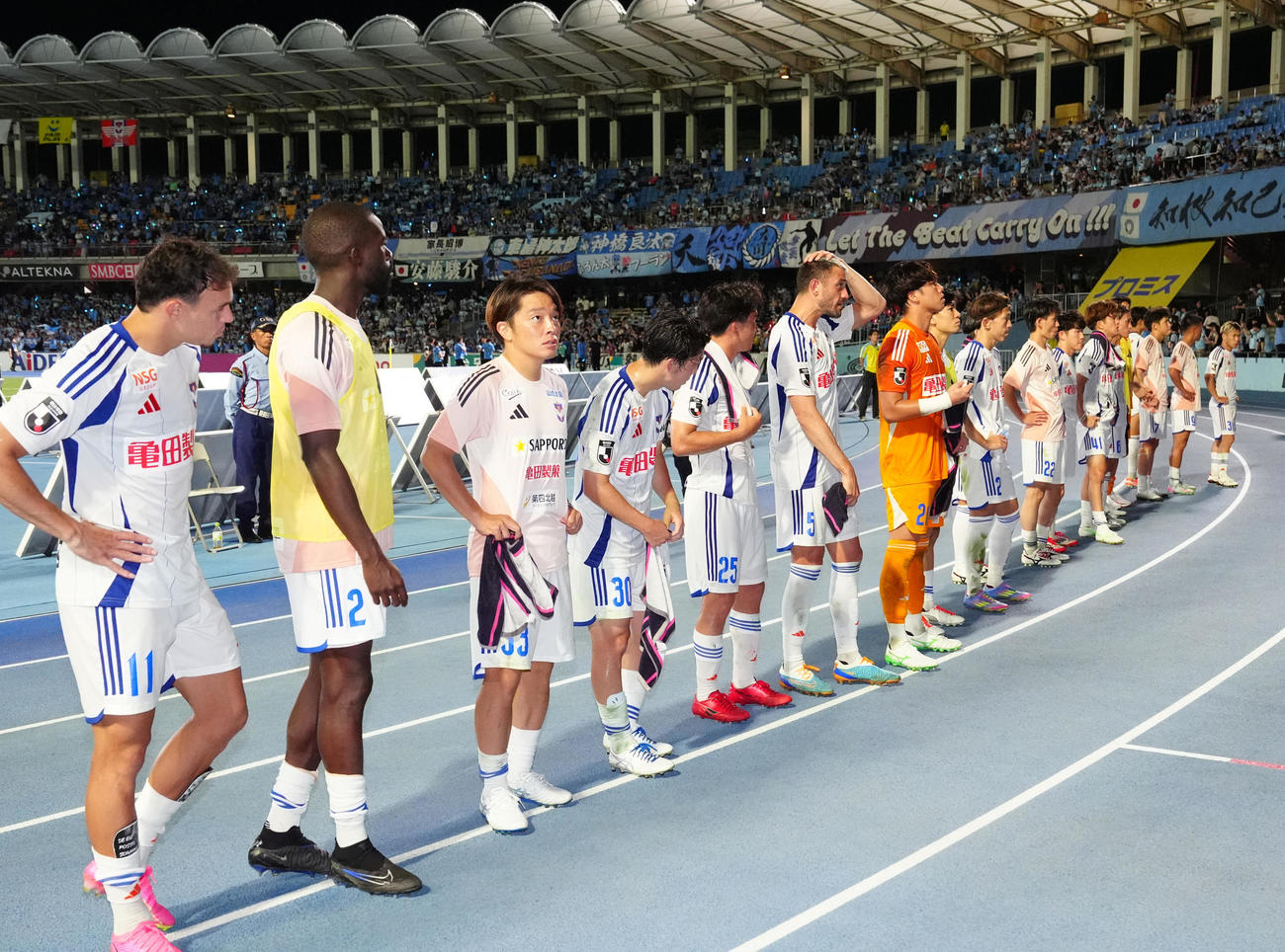 川崎F対新潟　試合後、サポーターにあいさつする新潟の選手たち（撮影・江口和貴）