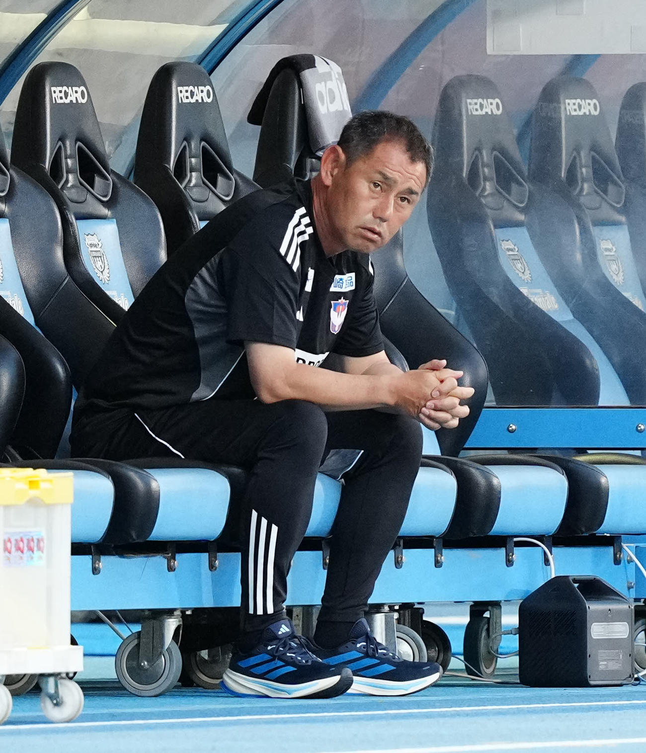 川崎F対新潟　試合前、ベンチに座る新潟入江監督（撮影・江口和貴）