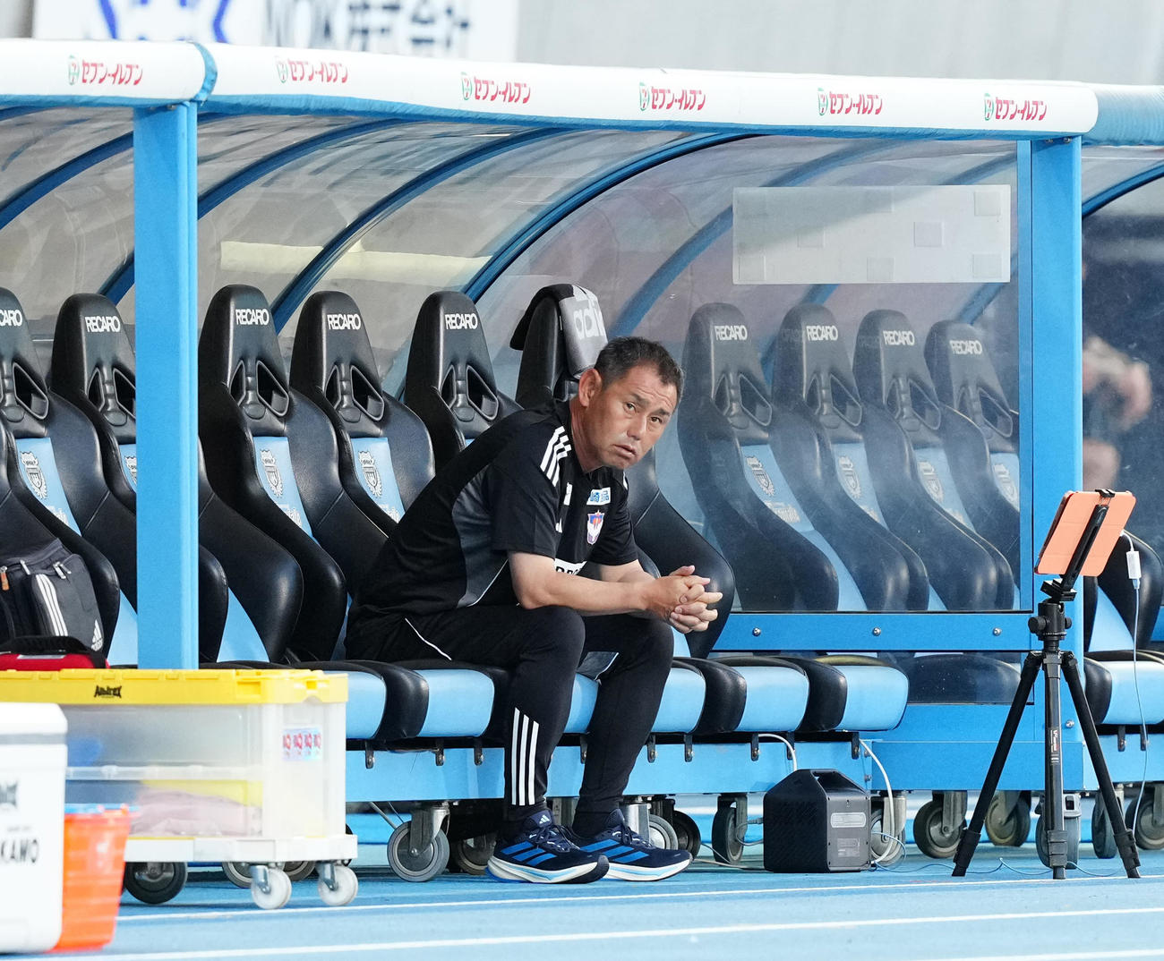 川崎F対新潟　試合前、ベンチに座る新潟入江監督（撮影・江口和貴）
