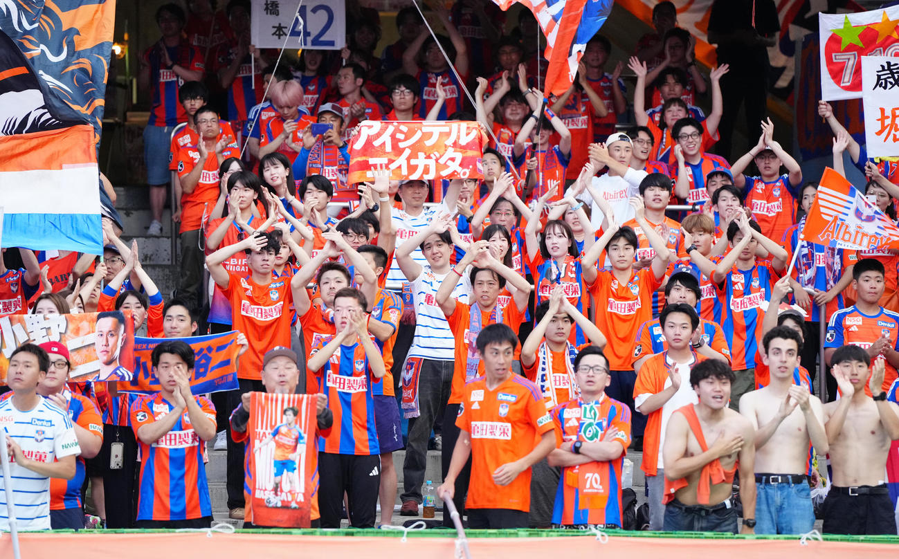 川崎F対新潟　試合前、応援する新潟サポーター（撮影・江口和貴）