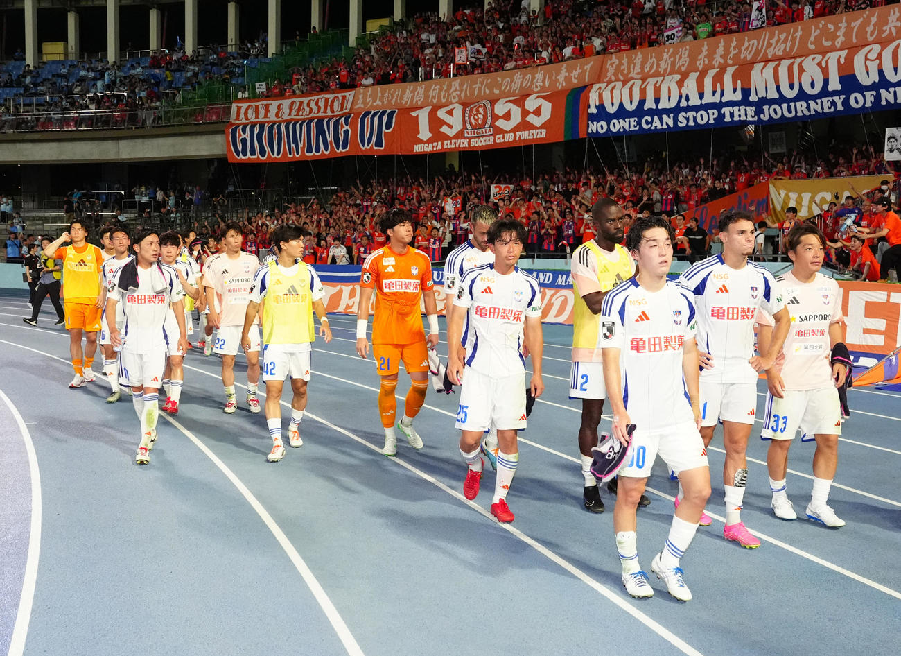 川崎F対新潟　試合後、サポーターにあいさつし引き揚げる新潟の選手たち（撮影・江口和貴）