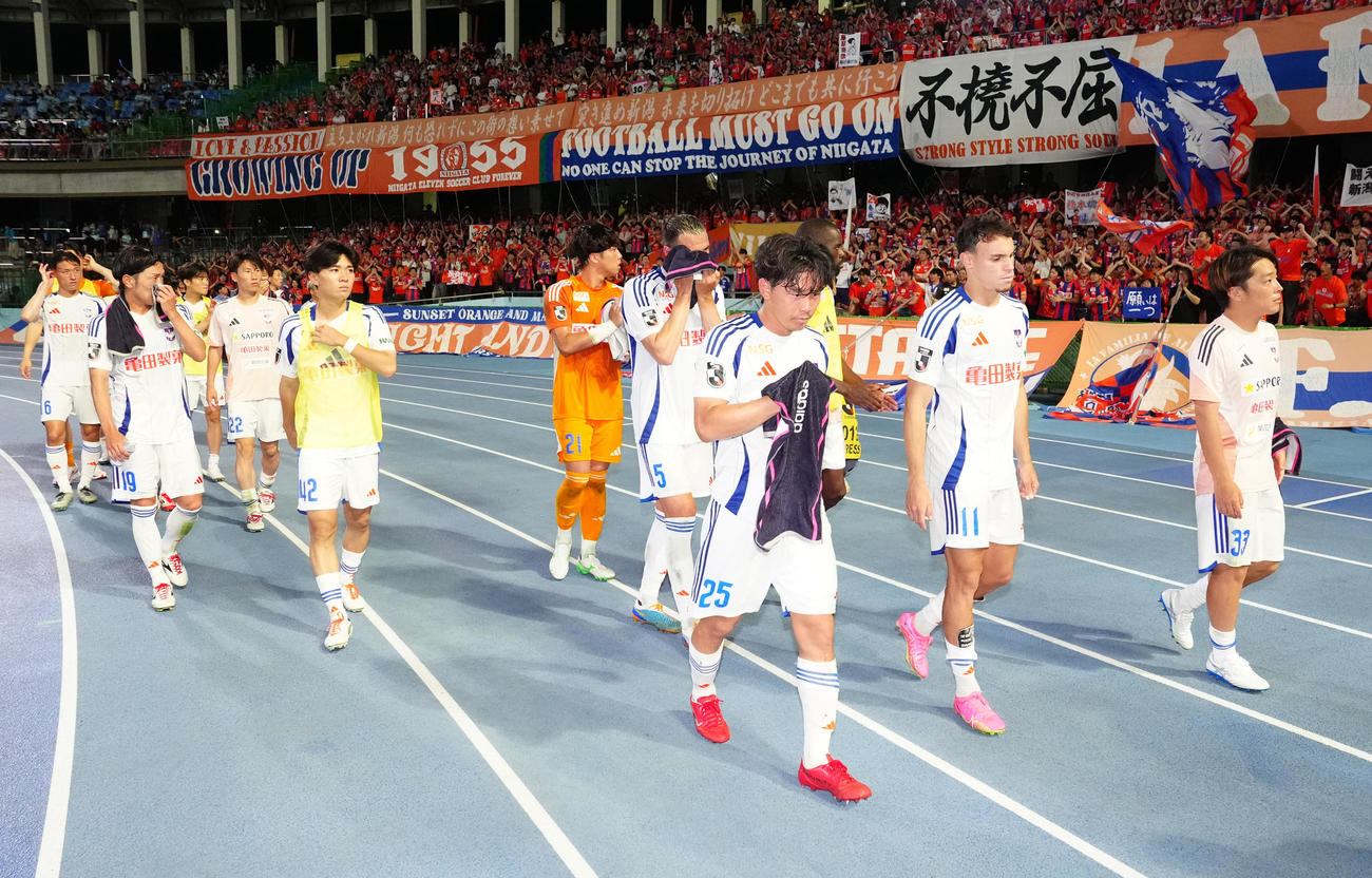 川崎F対新潟　試合後、サポーターにあいさつし引き揚げる新潟の選手たち（撮影・江口和貴）