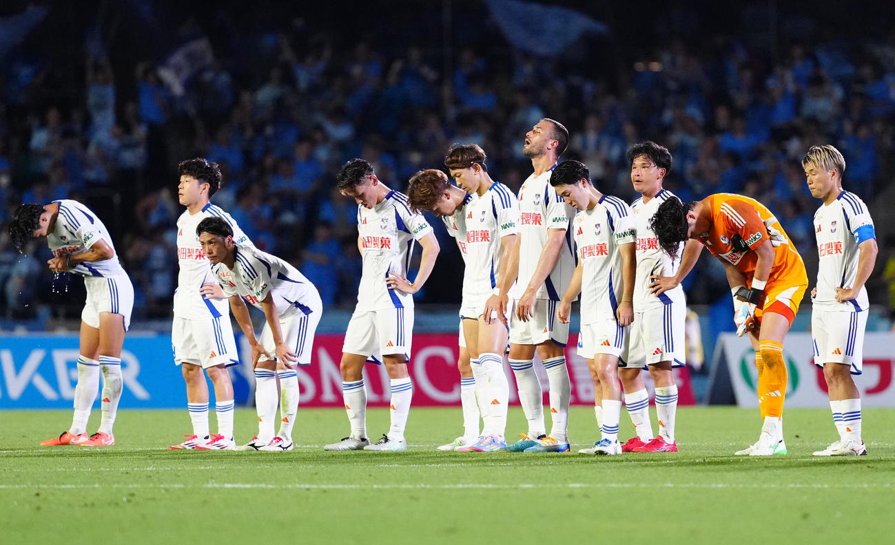 川崎F対新潟　試合後、厳しい表情で整列する新潟の選手たち（撮影・江口和貴）