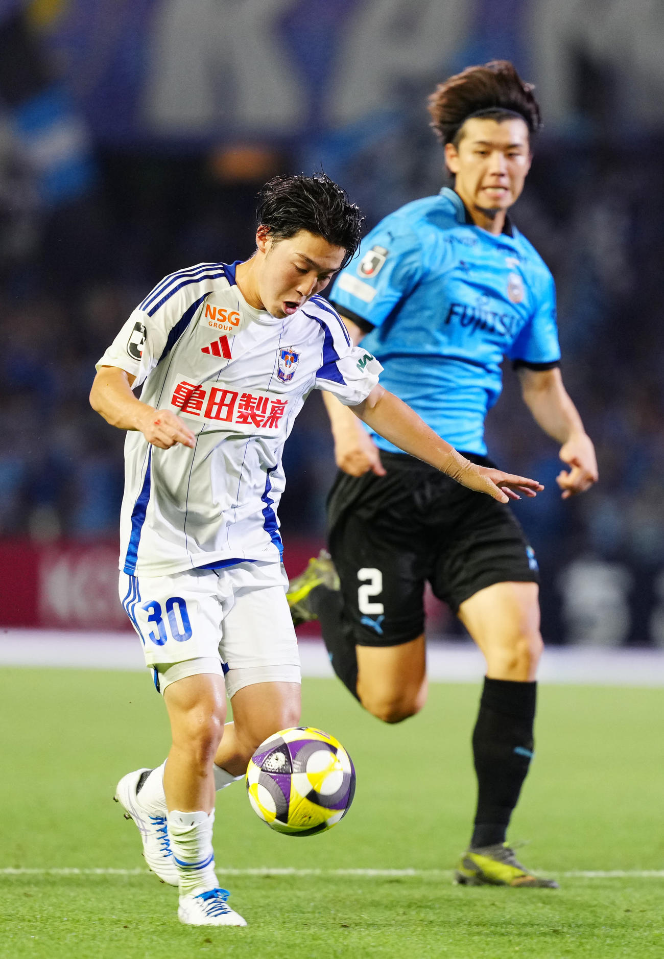 川崎F対新潟　後半追加タイム、ゴールを決める新潟奥村（左）。右は川崎F高井（撮影・江口和貴）