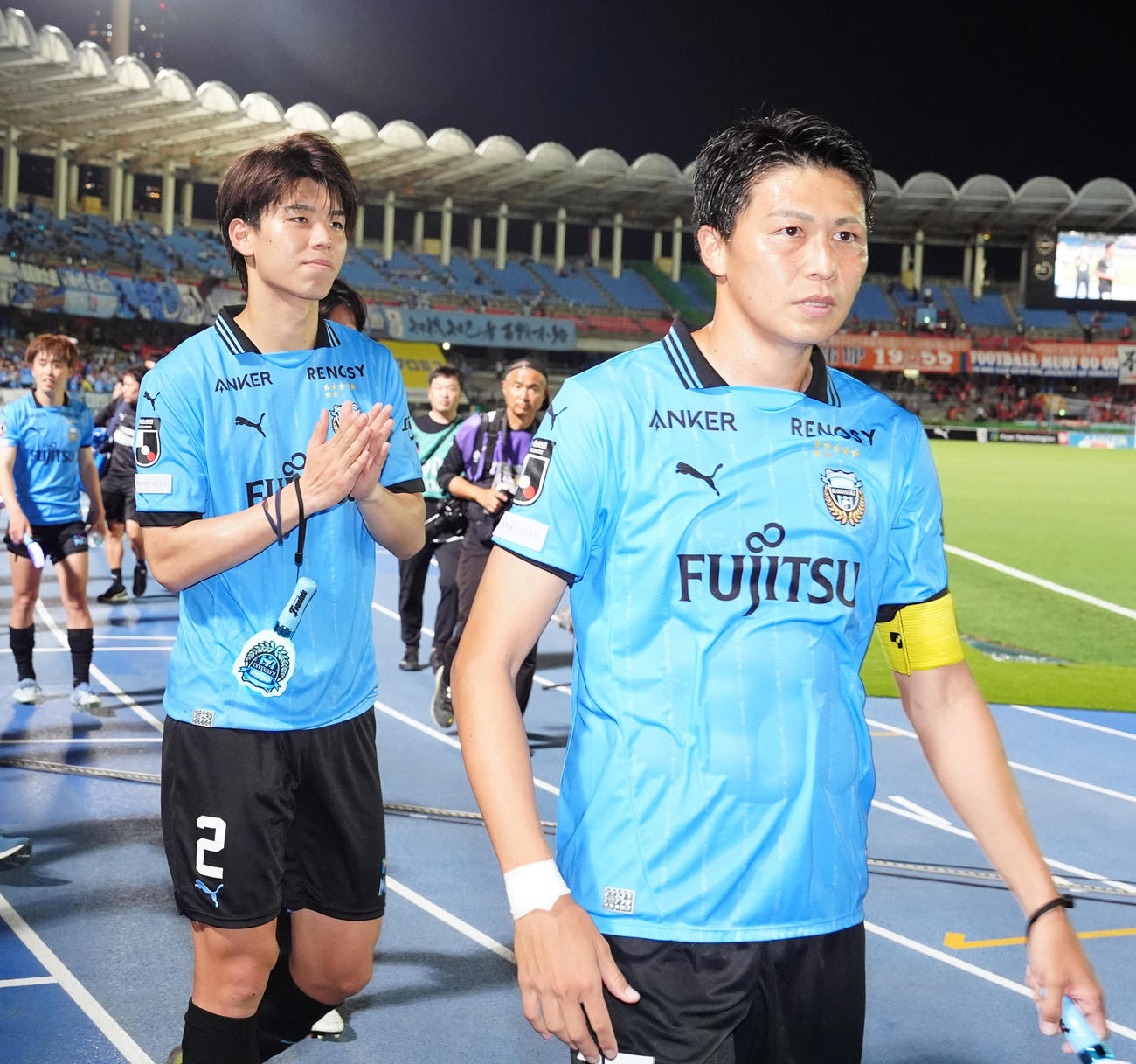 川崎F対新潟　試合後、場内1周する川崎F丸山（右）と高井（撮影・江口和貴）