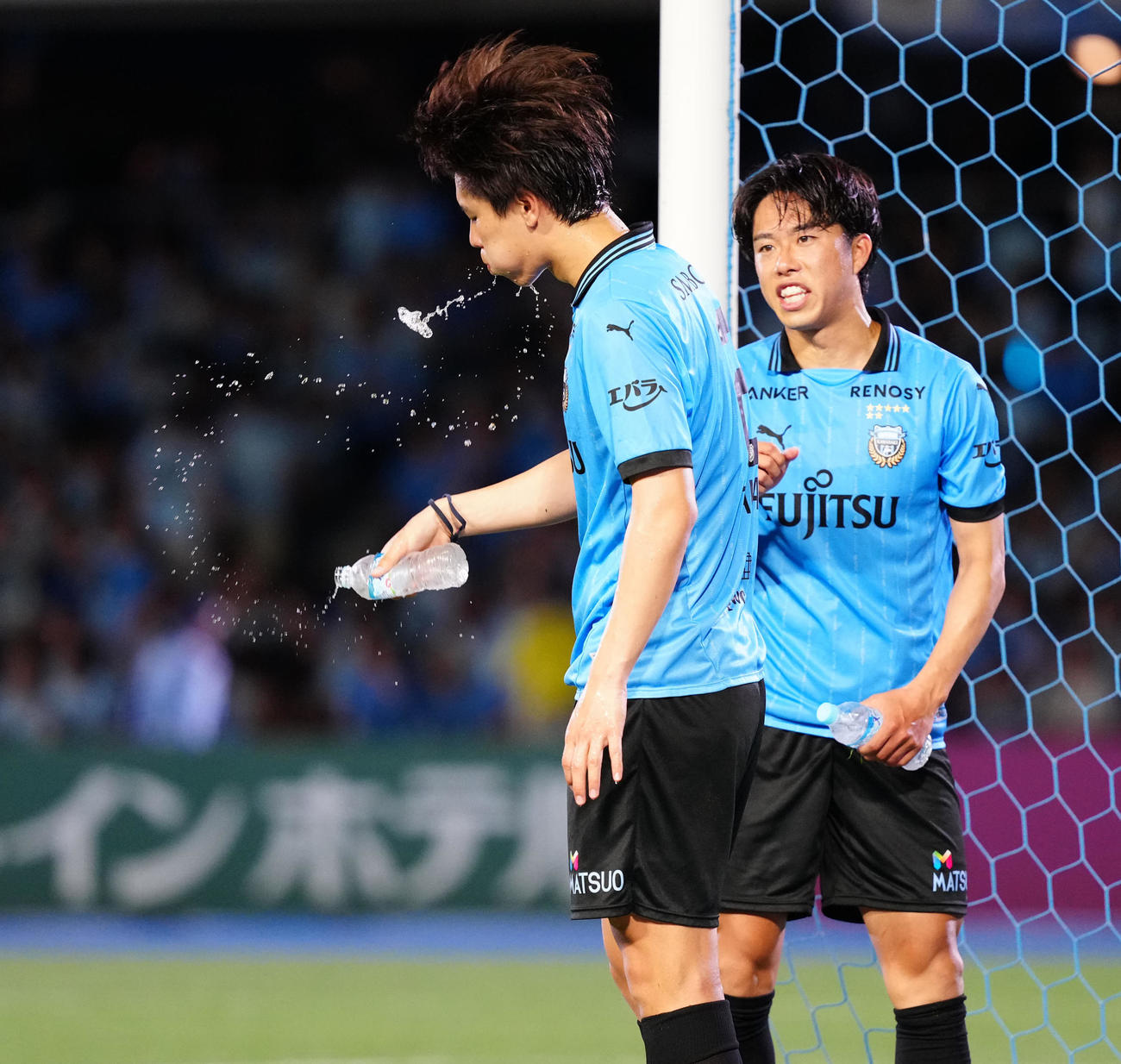 川崎F対新潟　試合後、水を含む川崎F高井（左）。右は佐々木（撮影・江口和貴）