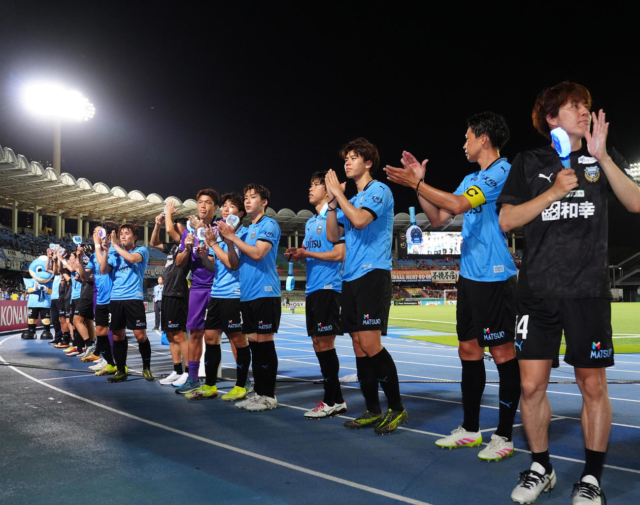 川崎F対新潟　試合後、サポーターにあいさつする脇坂（右端）ら川崎Fの選手たち。右から3人目は高井（撮影・江口和貴）
