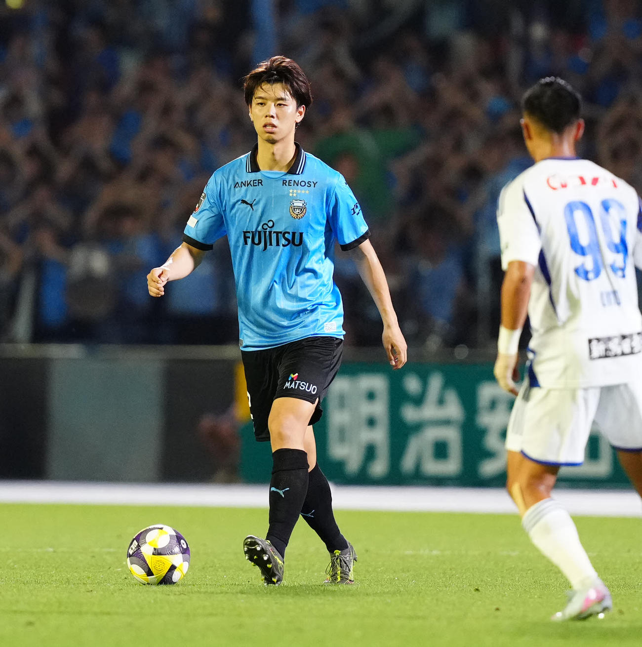 川崎F対新潟　前半、ボールをキープする川崎F高井（撮影・江口和貴）