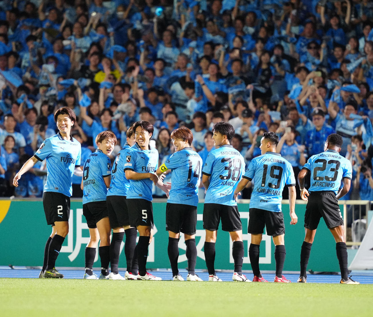 川崎F対新潟　前半、川崎F脇坂（左から5人目）がFKで先制ゴールを決め、整列する高井（左端）ら選手たち（撮影・江口和貴）