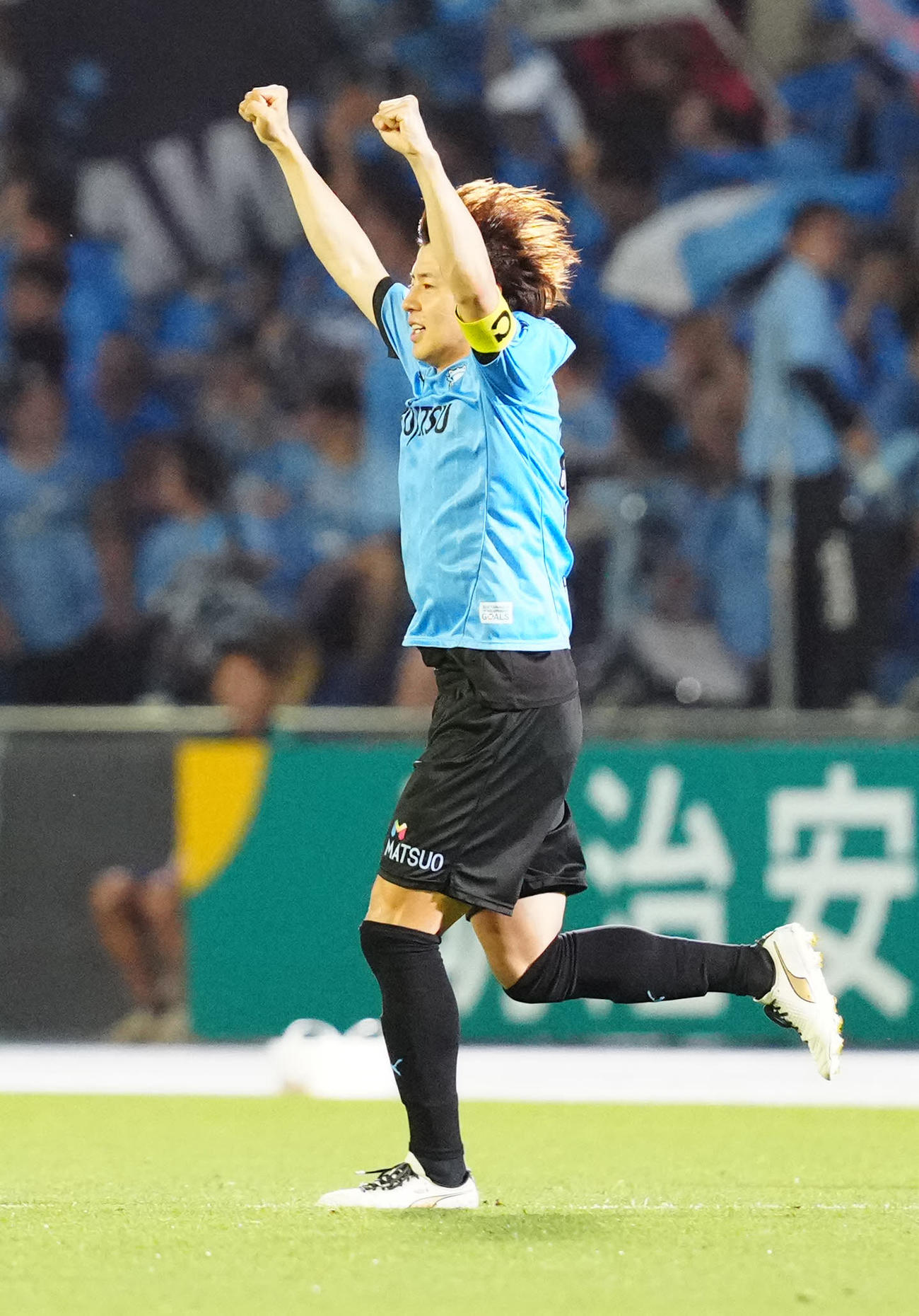 川崎F対新潟　前半、FKで先制ゴールを決め、ガッツポーズを見せる川崎F脇坂（撮影・江口和貴）