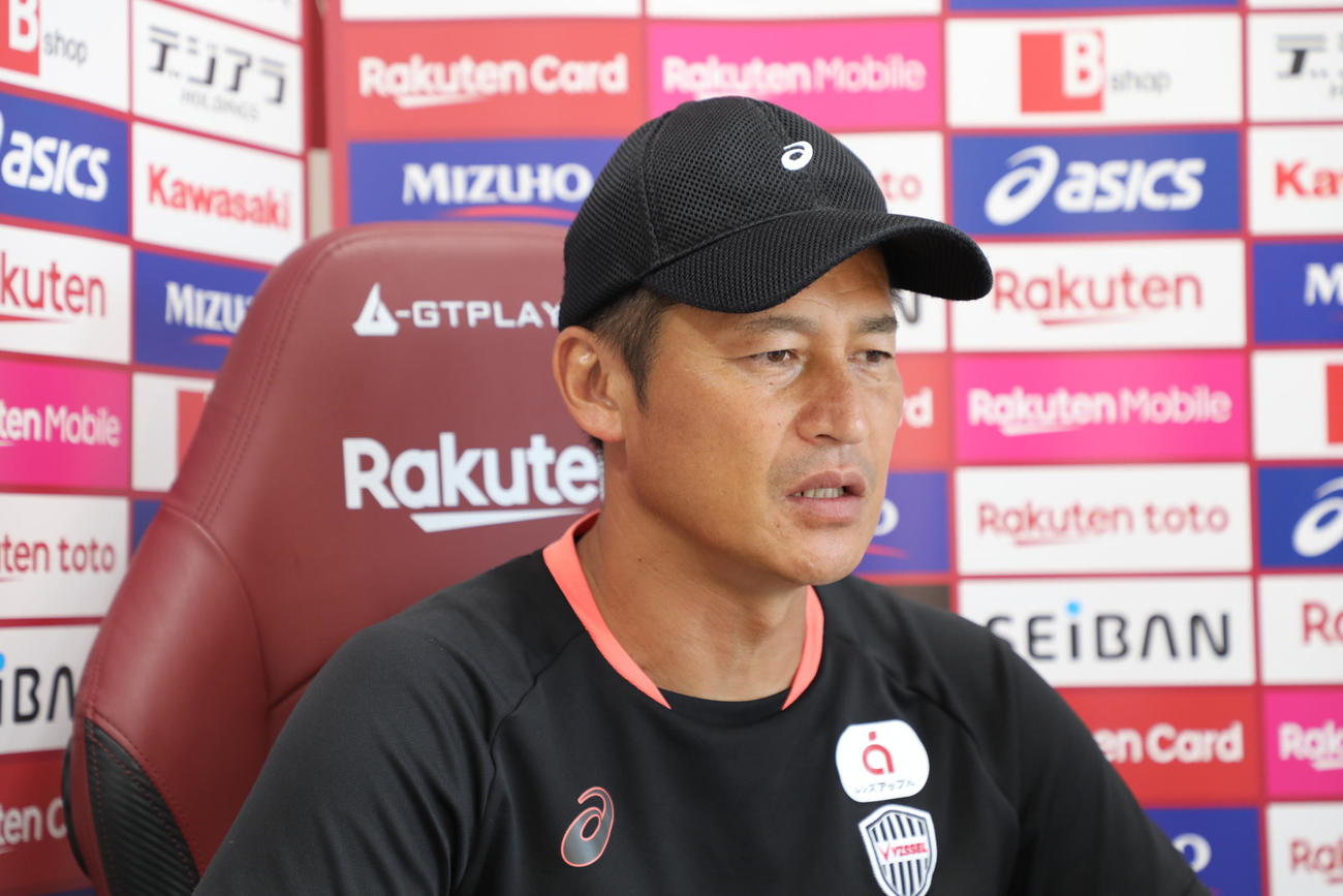 福岡戦に向けたオンライン取材に応じる神戸の吉田監督（C）VISSEL KOBE