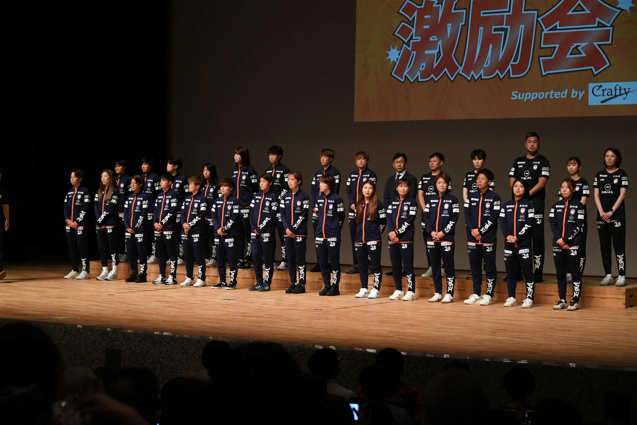 ステージ上に勢ぞろいした新潟Lのメンバー