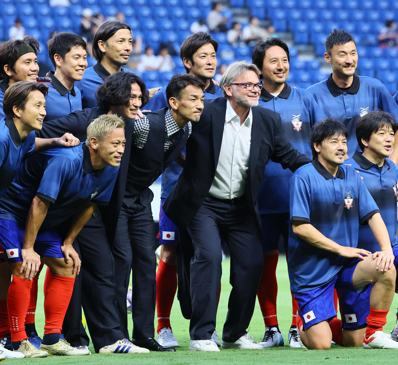 日本レジェンド対モナコレジェンド　試合前に記念写真に納まる、前列左2人目から本田圭佑、南野拓実、中田英寿氏、フィリップ・トルシエ氏ら日本レジェンド（撮影・藤尾明華）
