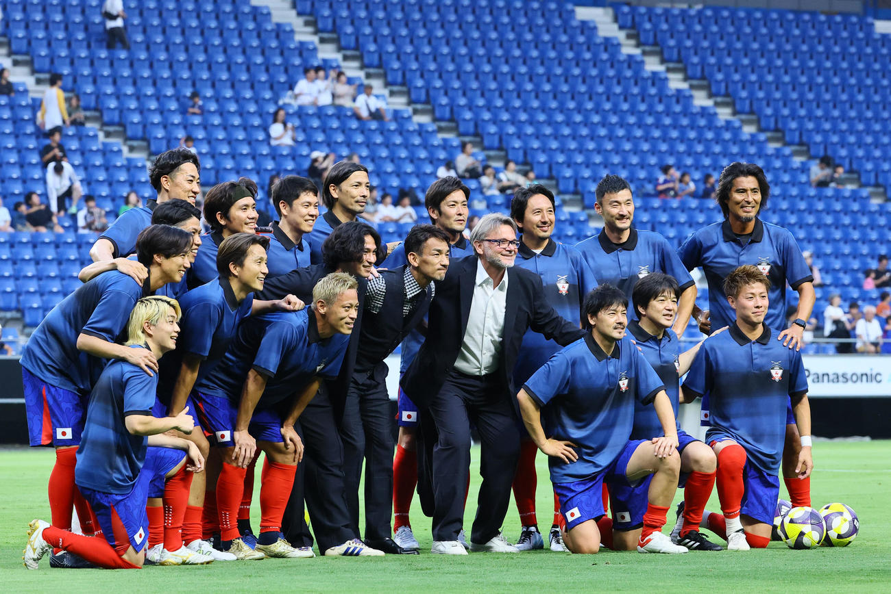日本レジェンド対モナコレジェンド　試合前に記念写真に納まる本田圭佑、南野拓実、中田英寿、フィリップ・トルシエら日本レジェンド（撮影・藤尾明華）