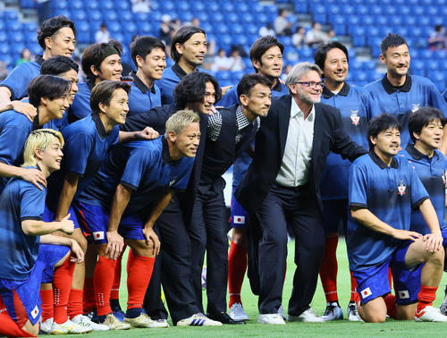 慈善試合に10番で先発の本田圭佑が先制弾アシスト トップの位置で積極