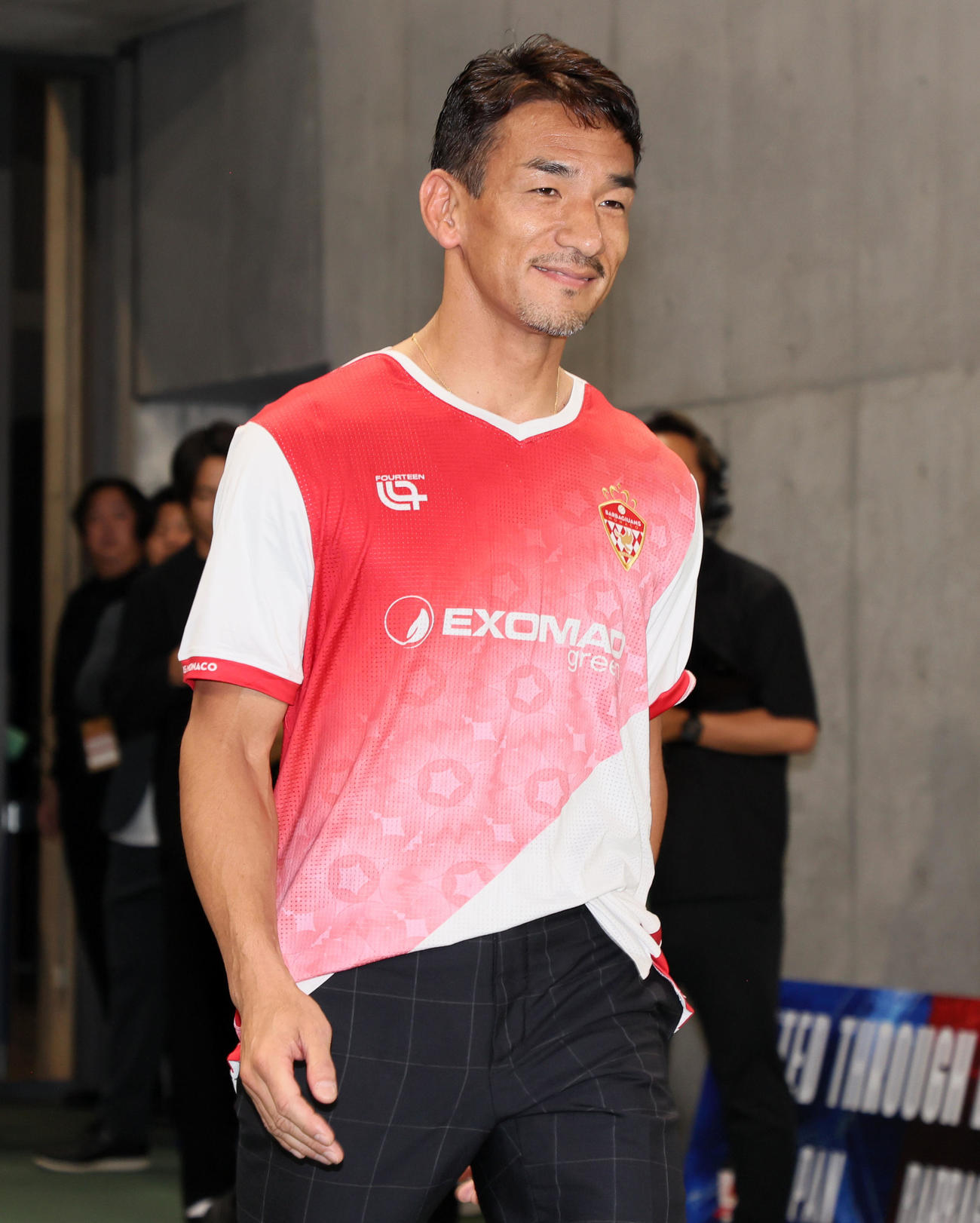 日本レジェンド対モナコレジェンド　キックインを行うためピッチへ向かう中田氏（撮影・加藤哉）