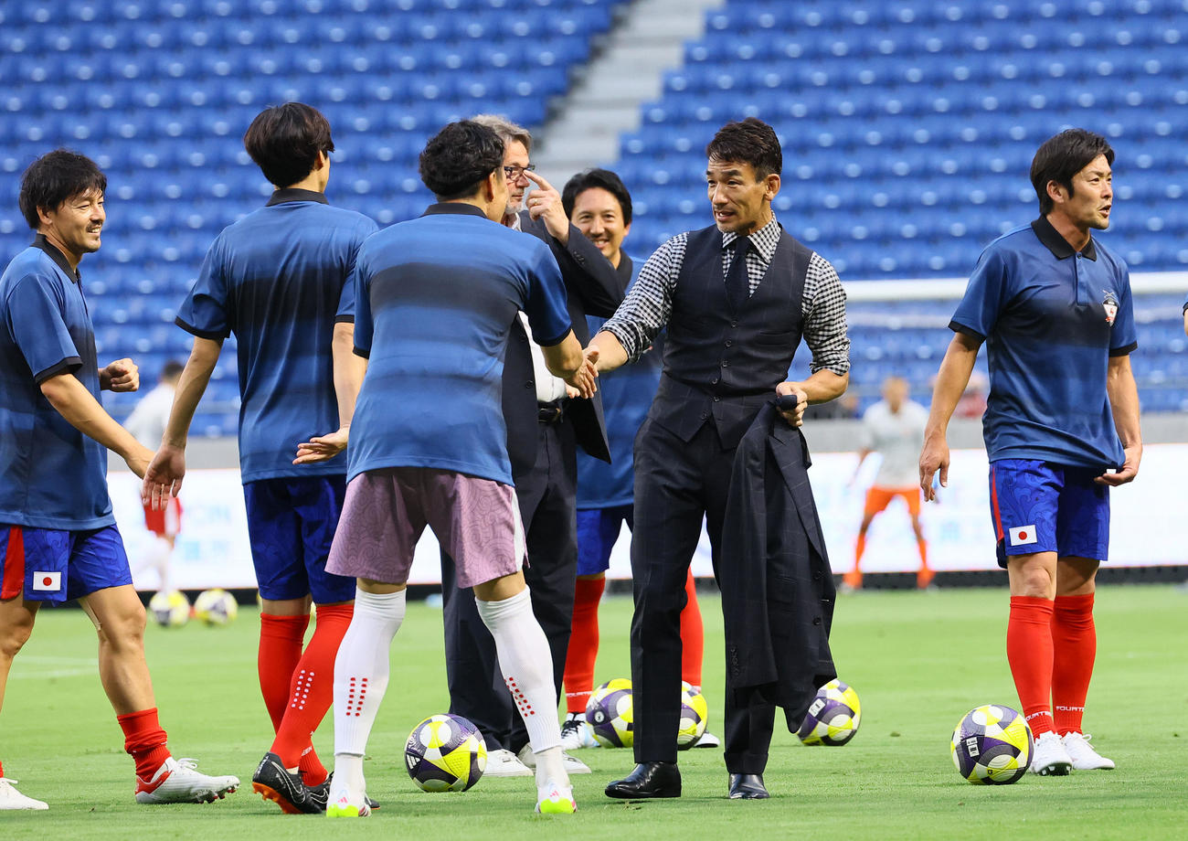 日本レジェンド対モナコレジェンド　練習中に日本レジェンドと握手を交わす中田英寿氏（撮影・藤尾明華）