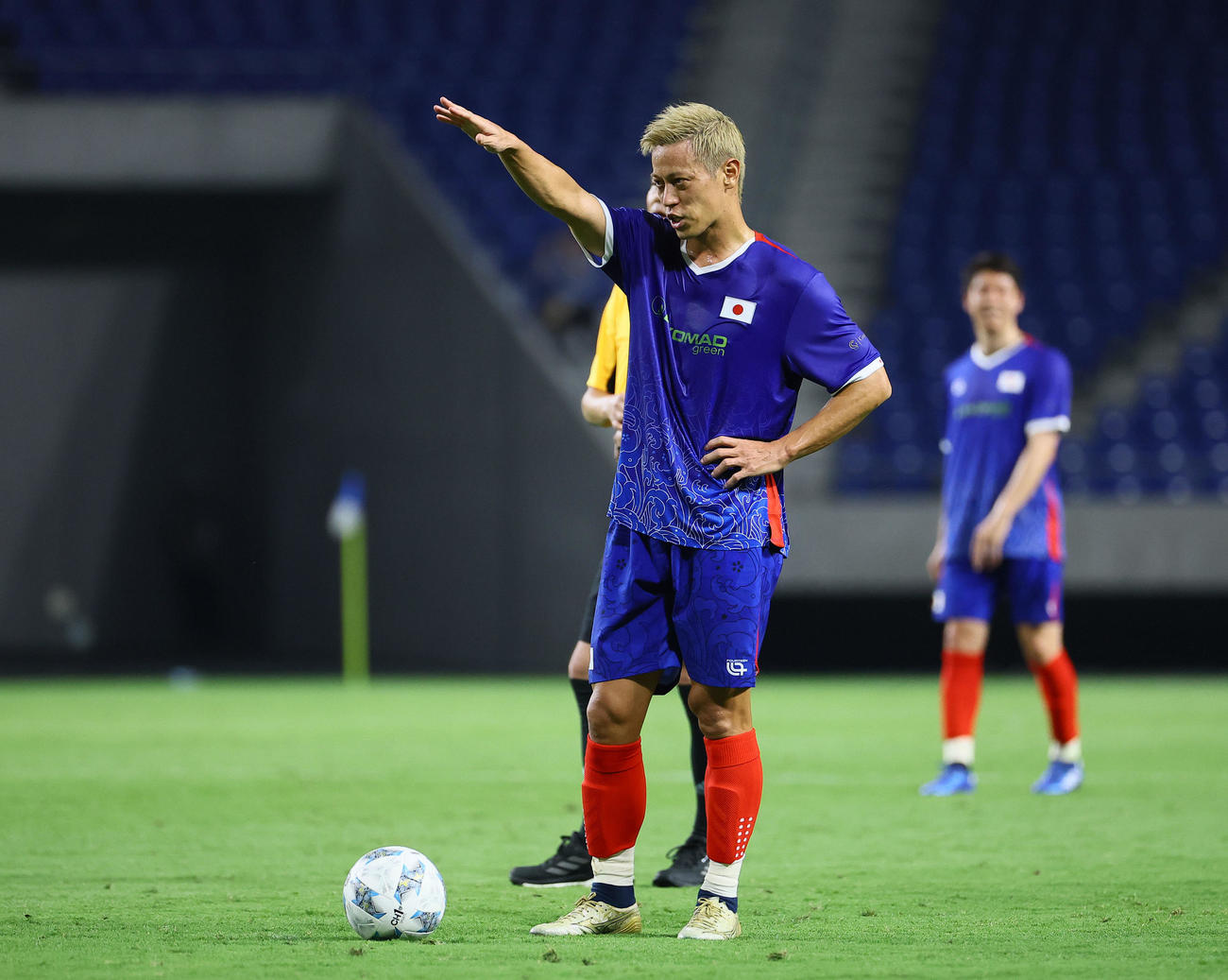 日本レジェンド対モナコレジェンド　後半、FCで指示を出す日本レジェンド本田（撮影・藤尾明華）