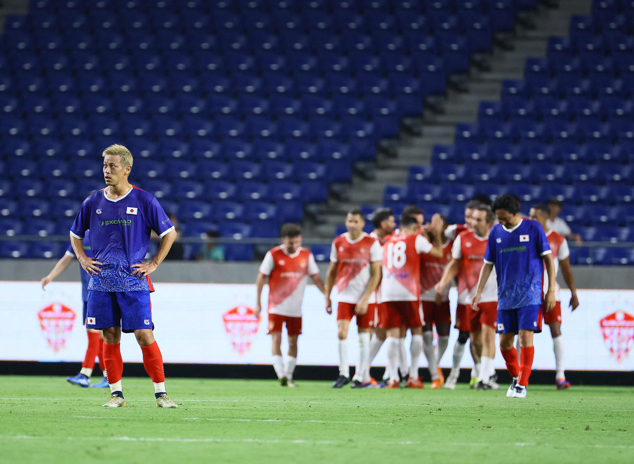 日本レジェンド対モナコレジェンド　後半、モナコレジェンドに4点目を決められた日本レジェンド本田（左）（撮影・藤尾明華）