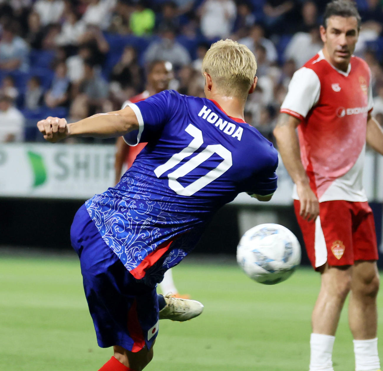 日本レジェンド対モナコレジェンド　前半、日本レジェンド本田はゴール前でボレーシュートを放つがゴールならず（撮影・加藤哉）