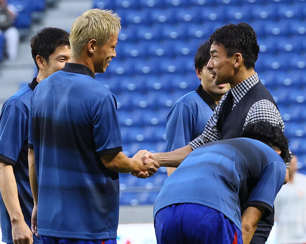 日本レジェンド対モナコレジェンド　握手を交わす本田圭佑（左）と中田英寿氏（撮影・藤尾明華）