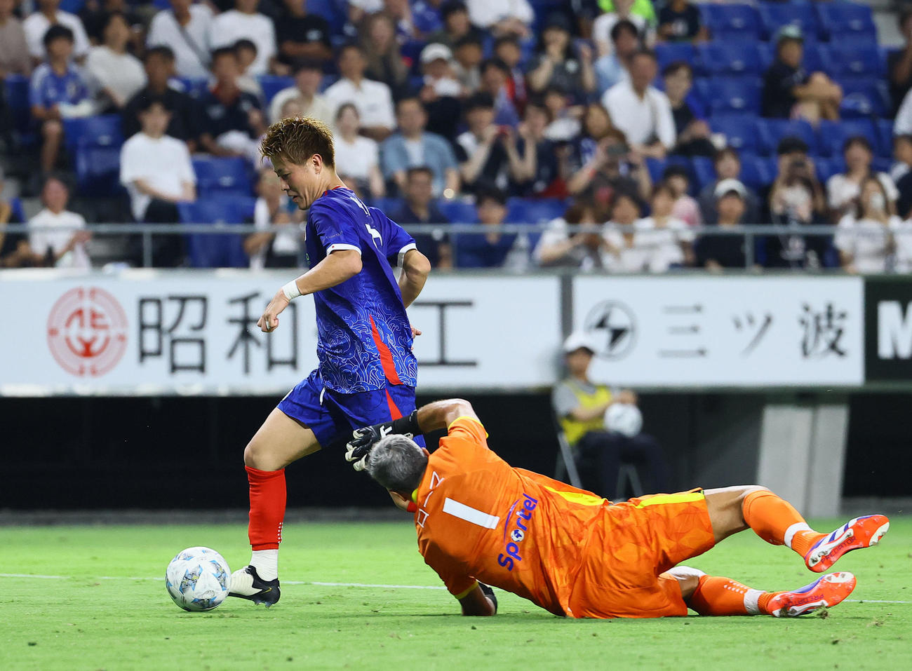 日本レジェンド対モナコレジェンド　後半、GKをかわし3点目のゴールを決める日本レジェンド柿谷（撮影・藤尾明華）