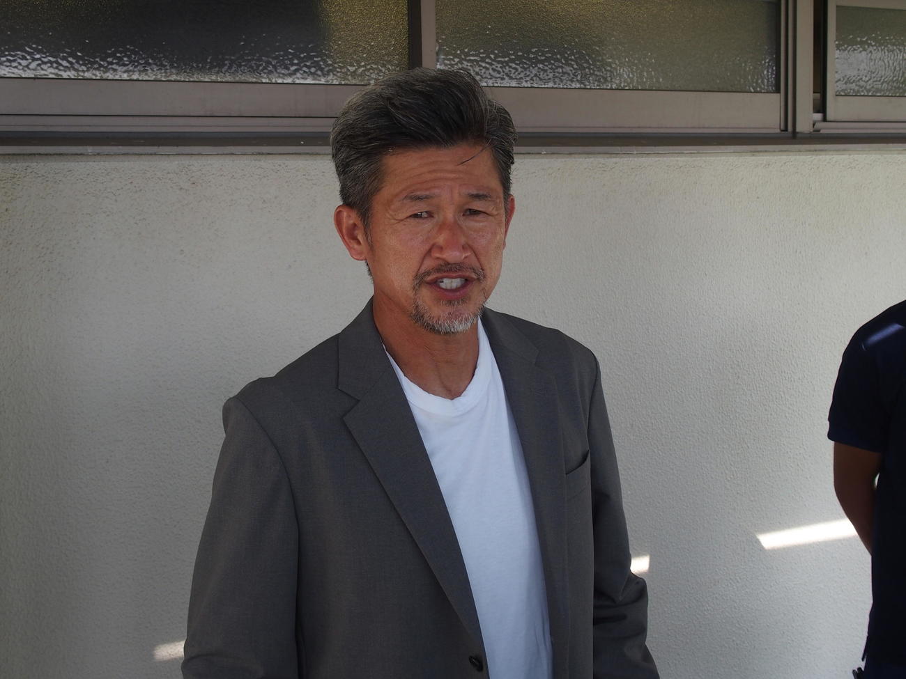 枚方戦後に取材対応する鈴鹿FWカズ（撮影・永田淳）