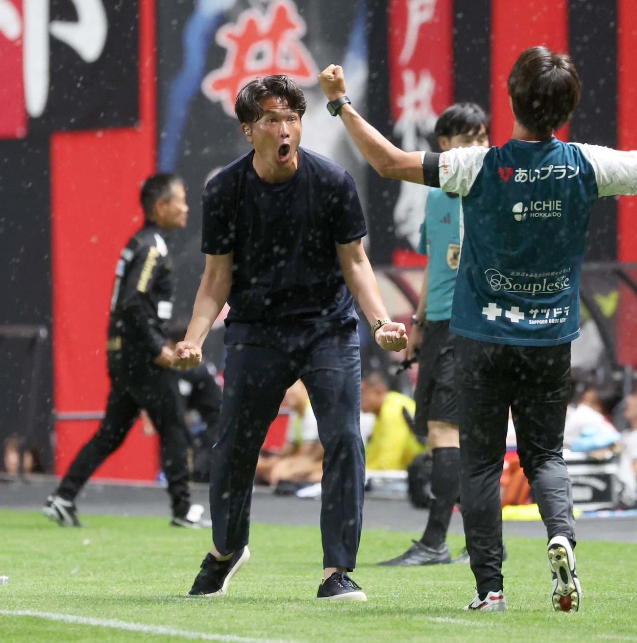 札幌対熊本　逆転勝利し叫ぶ札幌岩政監督（撮影・黒川智章）