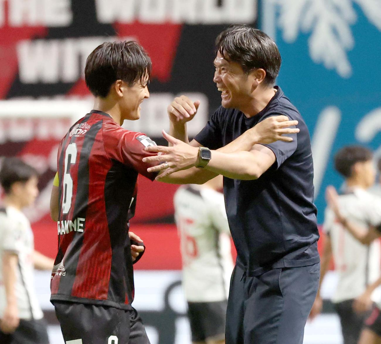 札幌対熊本　試合後、高嶺（左）を出迎える札幌岩政監督（撮影・黒川智章）