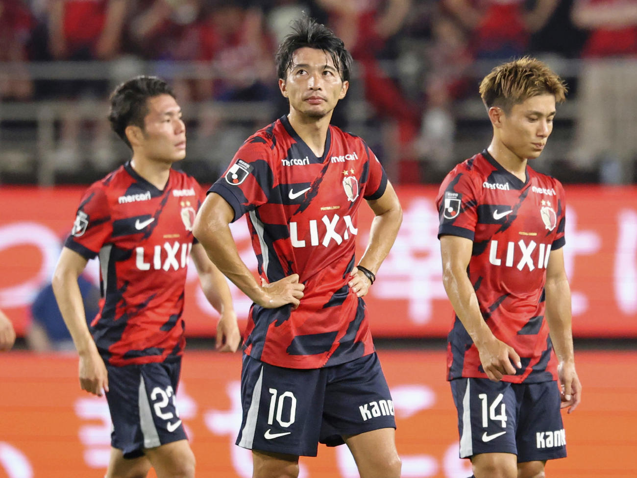 岡山に敗れ、肩を落とす鹿島柴崎（中央）ら（共同）