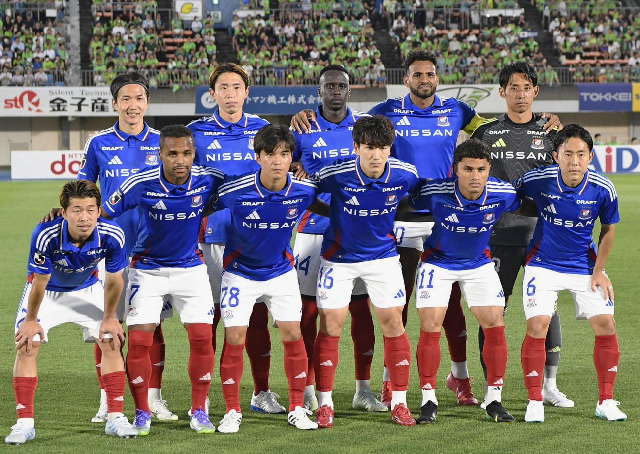 湘南戦に臨む横浜Mイレブン（共同）