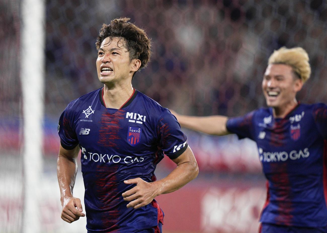 試合終了間際、決勝PKを決め駆け出すFC東京・森重（左、共同）