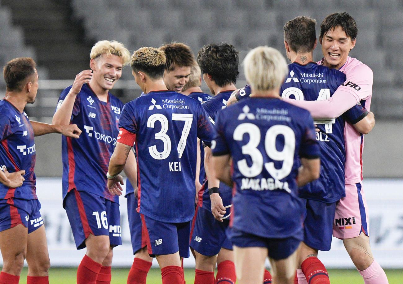 横浜FCに競り勝ち、喜ぶGK野沢大（右端）らFC東京イレブン（共同）