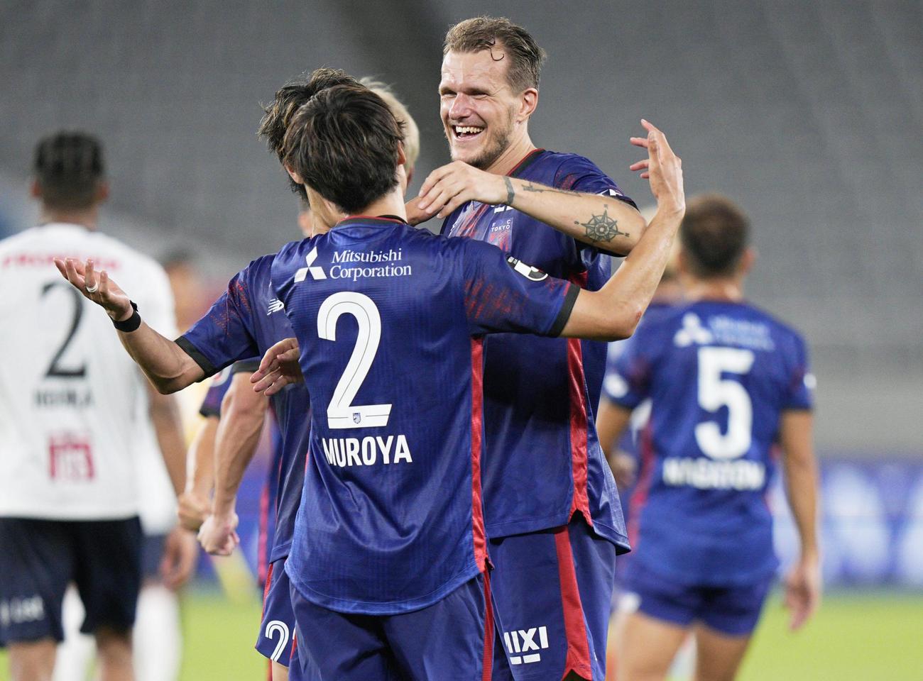 横浜FCに競り勝ち、笑顔のFC東京・ショルツ（共同）