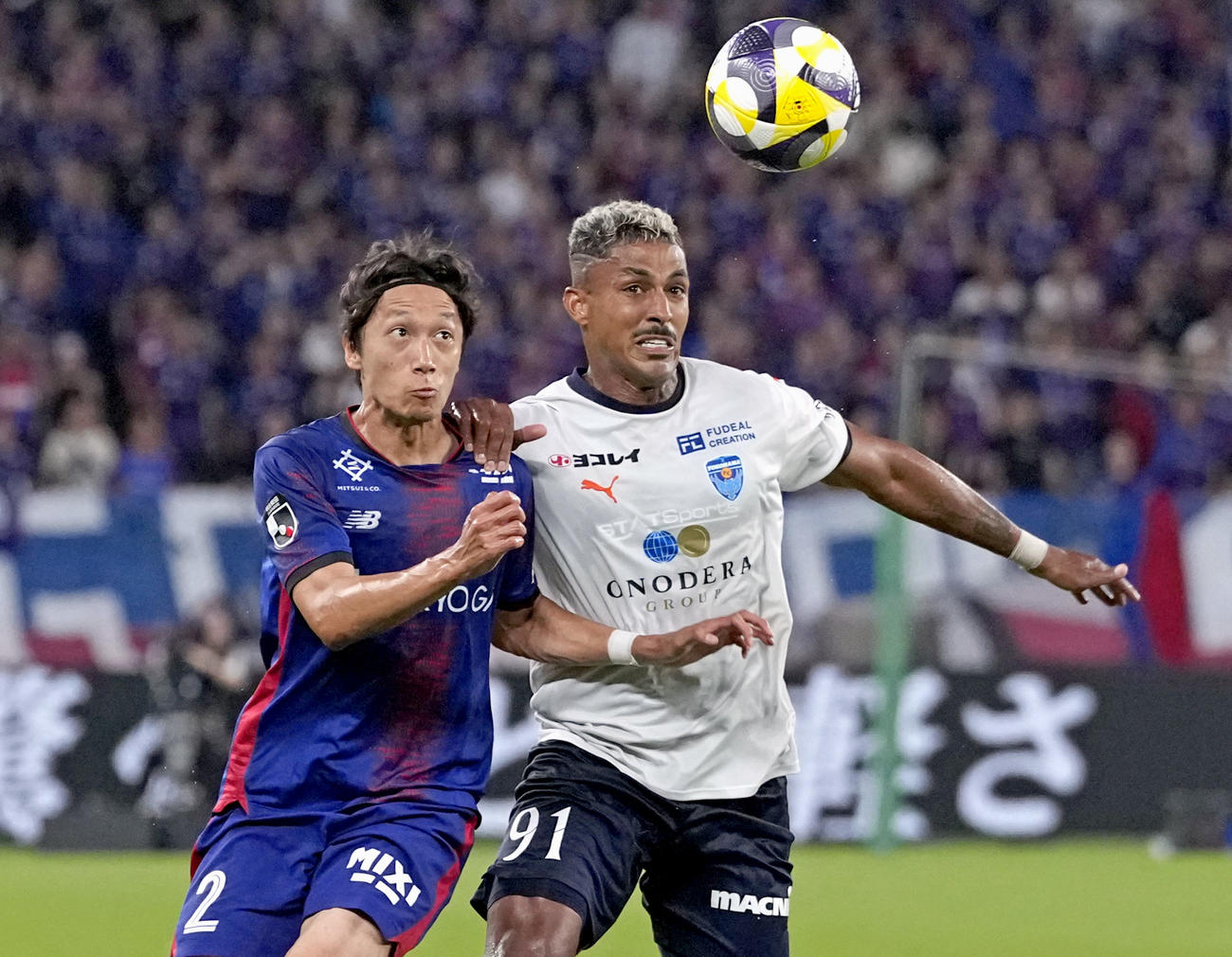 前半、競り合うFC東京・室屋（左）と横浜FC・ルキアン（共同）