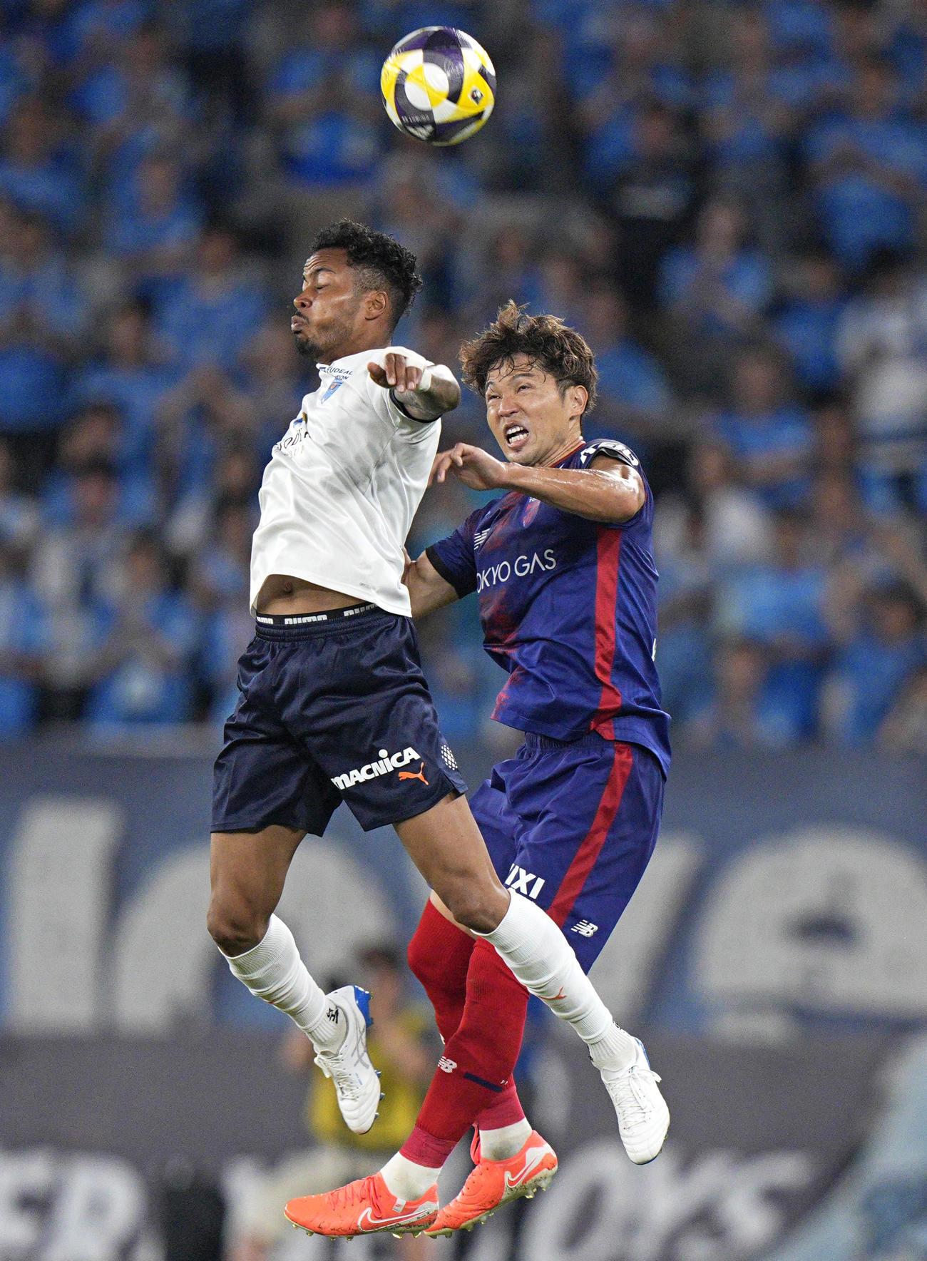 後半、ヘディングで競り合う横浜FC・鈴木武（左）とFC東京・森重（共同）