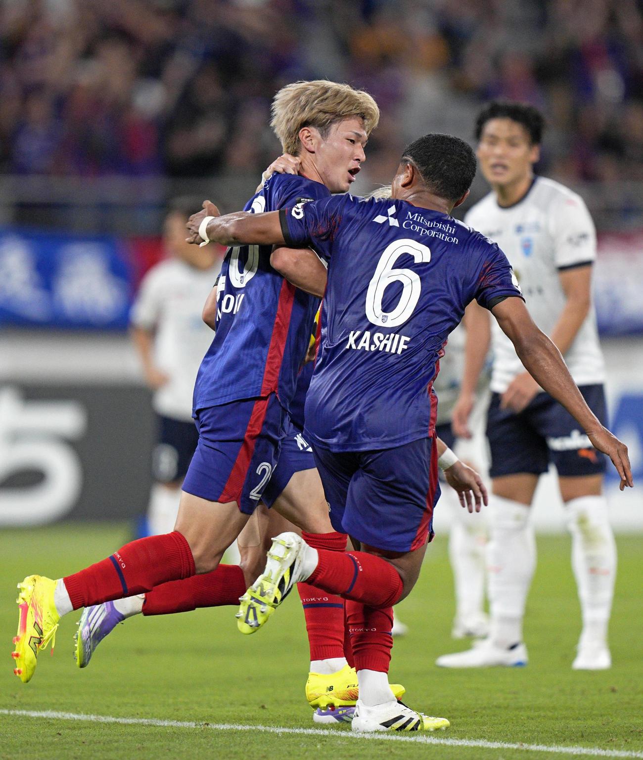 後半、ゴールを決め駆け出すFC東京・長倉（左、共同）