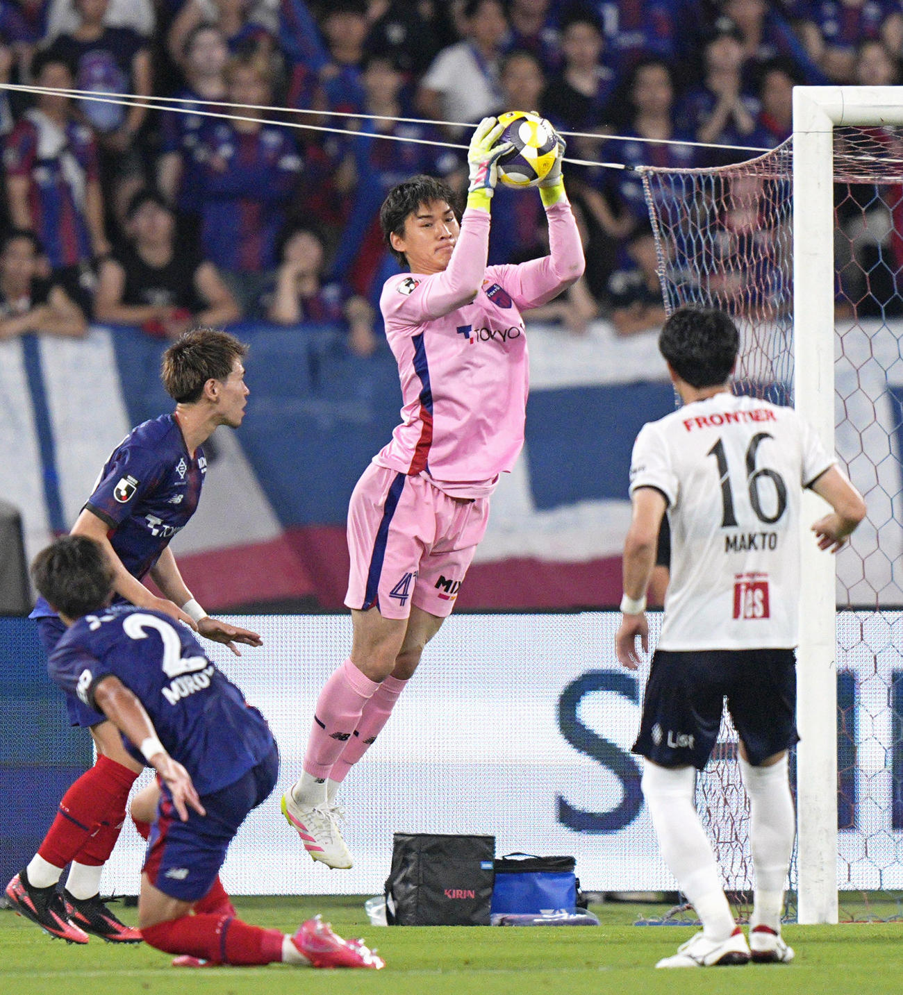 前半、セーブするFC東京・GK野沢大（中央、共同）
