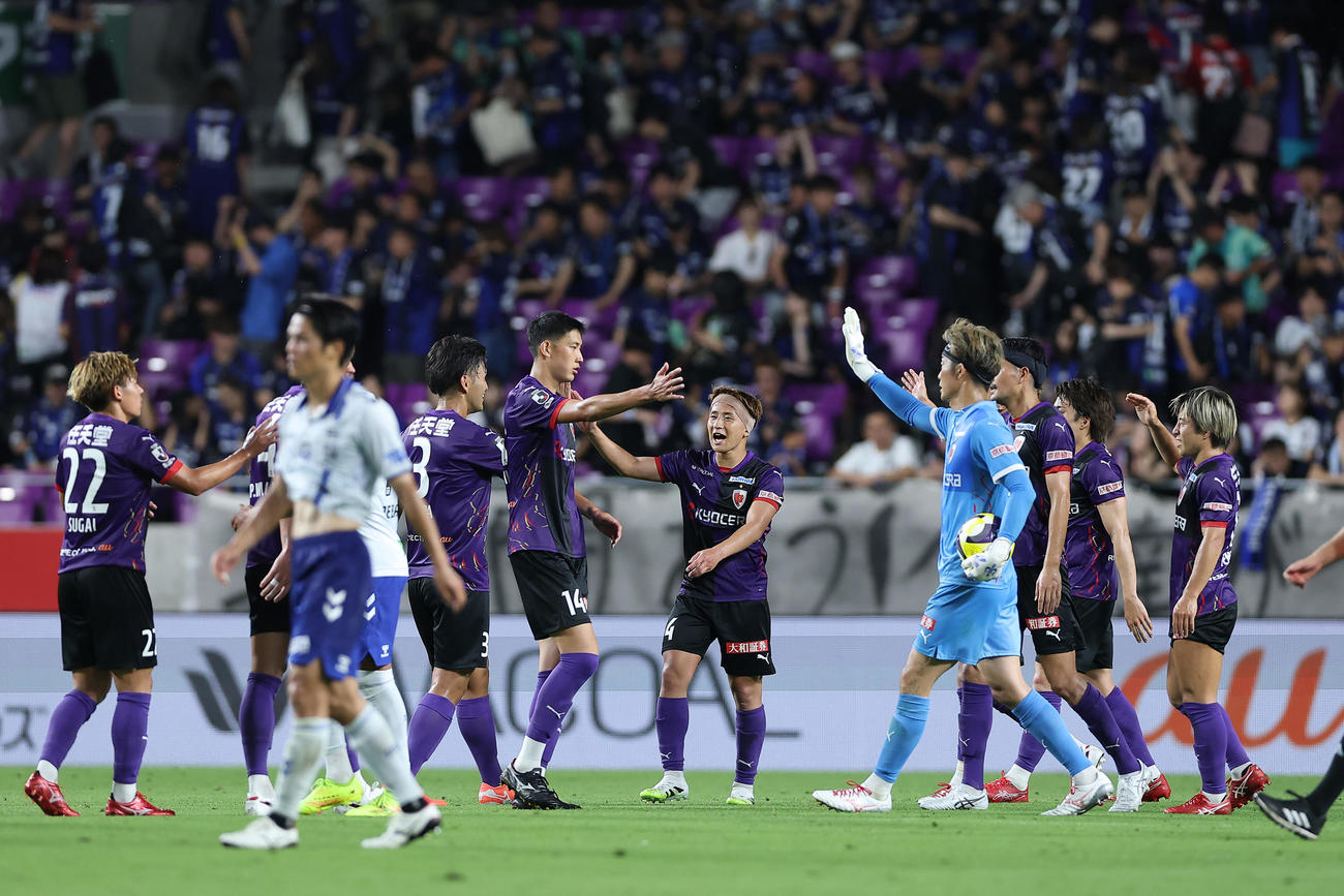 京都対G大阪　G大阪に快勝し、喜び合う京都の選手たち（撮影・前田充）