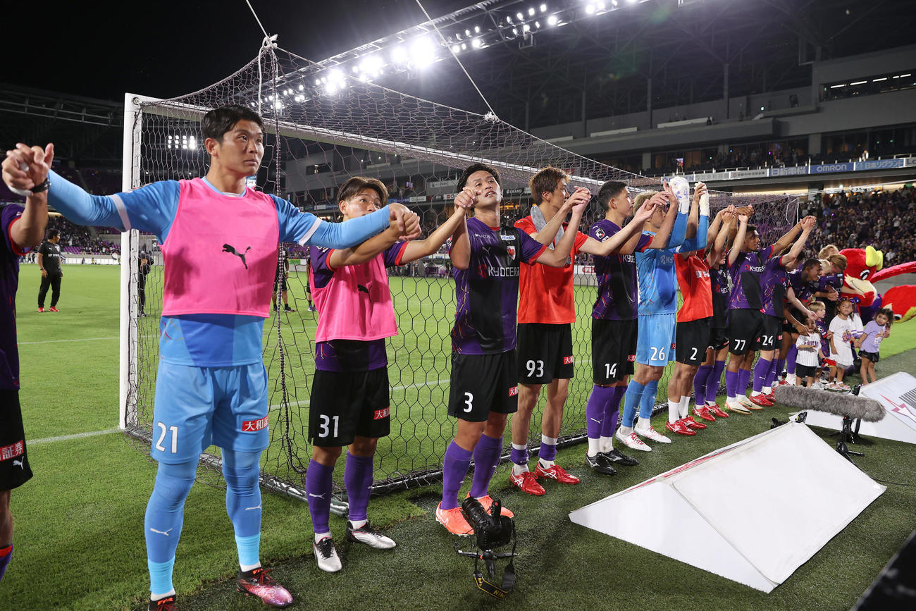 京都対G大阪　G大阪に快勝し、サポーターにあいさつする京都の選手たち（撮影・前田充）