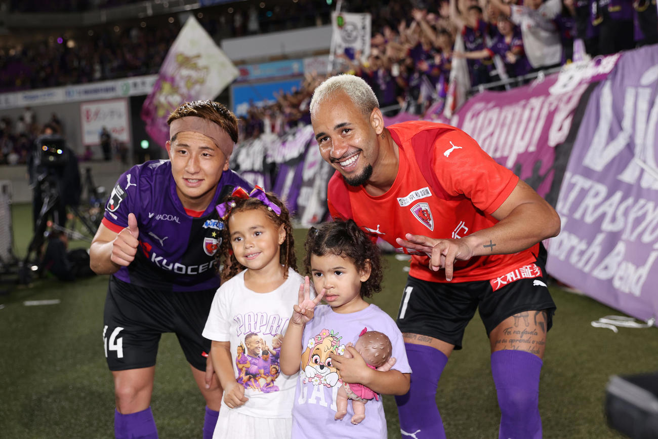 京都対G大阪　G大阪に快勝し、子どもたちと写真に納まる京都Mトゥーリオ。左は佐藤（撮影・前田充）