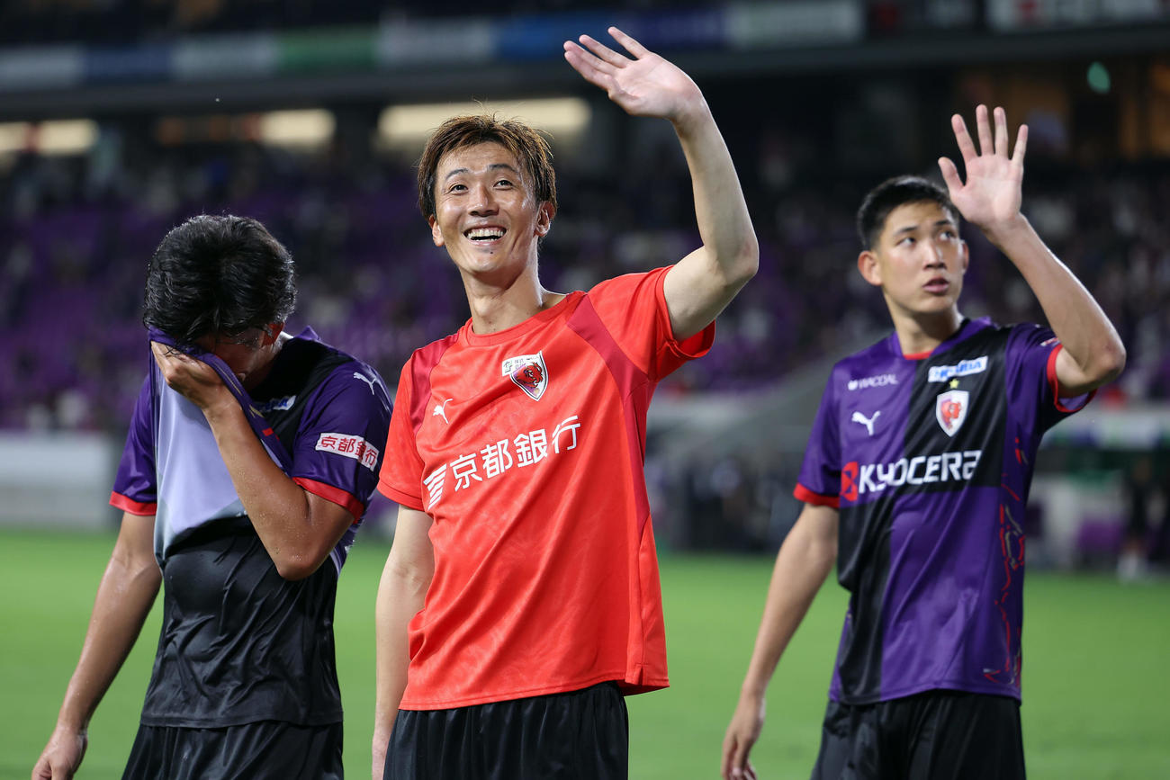 京都対G大阪　G大阪に快勝し、笑顔でサポーターに手を振る京都長沢。右は原（撮影・前田充）