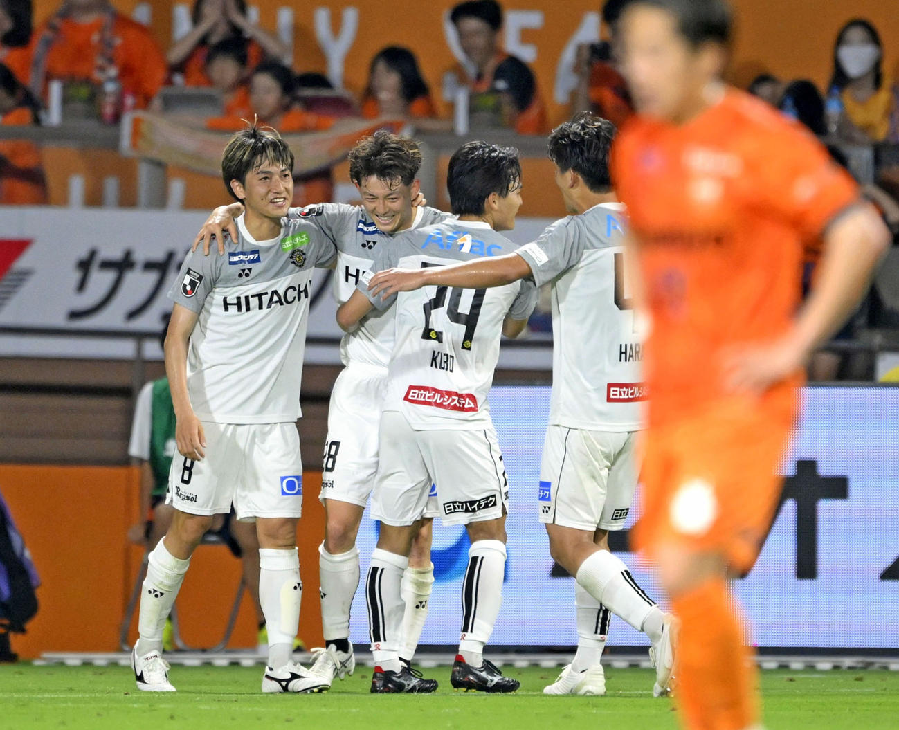 清水に勝利し、喜ぶ柏戸嶋（左から2人目）、久保（同3人目）ら（共同）