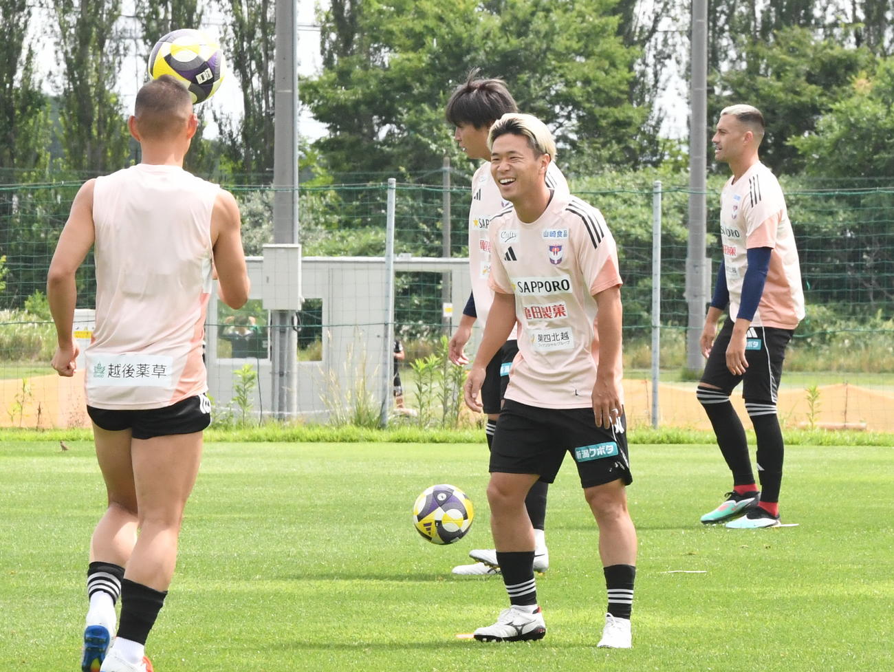 町田戦前日練習開始前にリラックスした表情を見せる新潟・堀米主将（手前右）（撮影・小林忠）