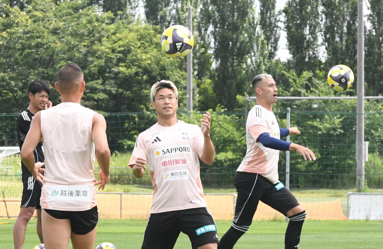 町田戦前日練習で胸トラップする新潟・堀米主将（右から2人目）（撮影・小林忠）