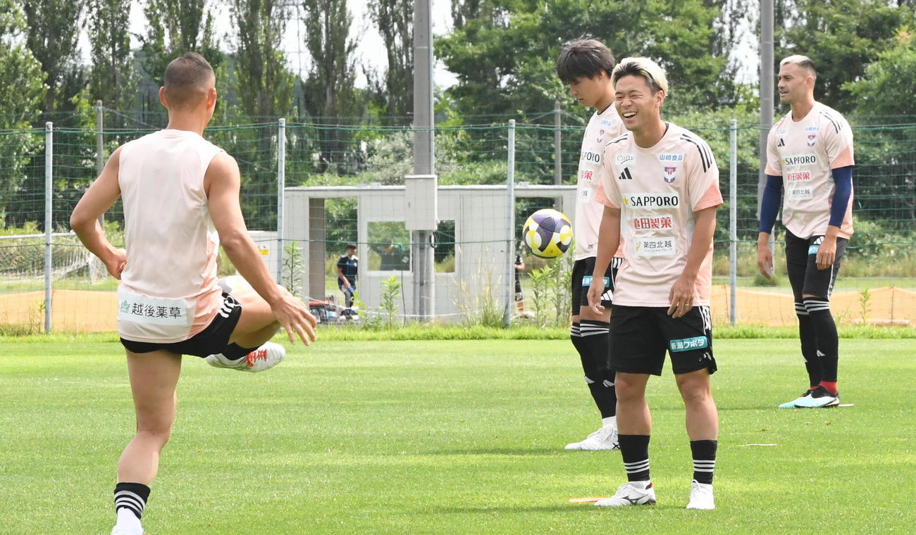 町田戦前日練習開始前にリラックスした表情を見せる新潟・堀米主将（手前右）（撮影・小林忠）