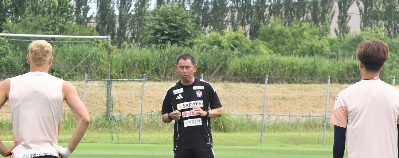 町田戦前日練習開始前に選手を集める新潟・入江監督（撮影・小林忠）