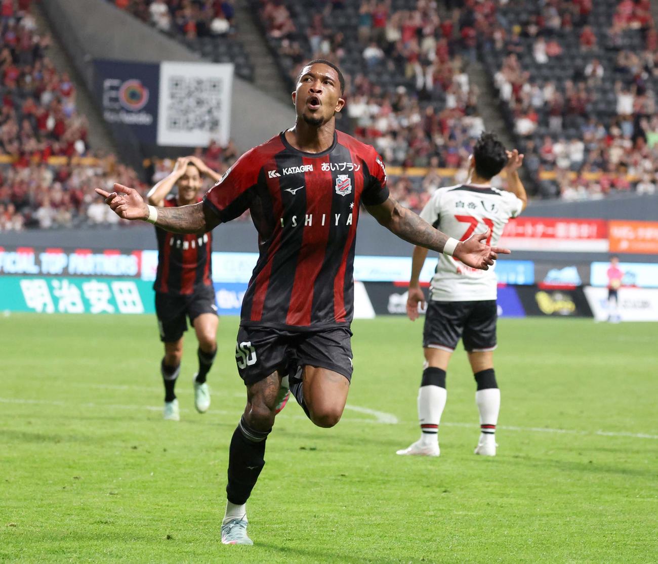 札幌対熊本　後半、得点を決めポーズをとる札幌マリオ・セルジオ（撮影・黒川智章）